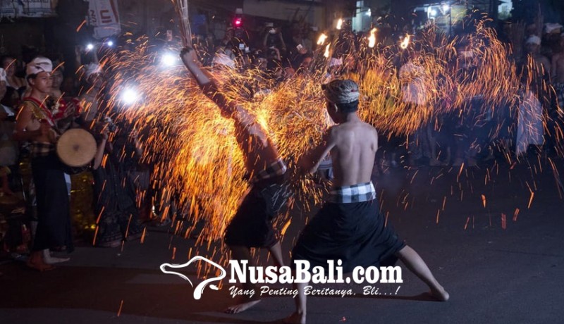 www.nusabali.com-tradisi-unik-berupa-perang-api-dengan-sarana-danyuh-simbol-pembersihan