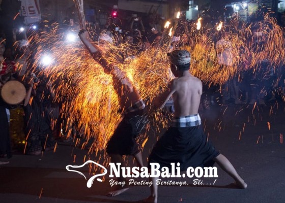 Nusabali.com - tradisi-unik-berupa-perang-api-dengan-sarana-danyuh-simbol-pembersihan