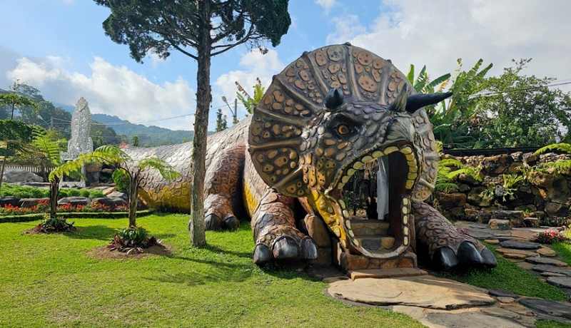 www.nusabali.com-taman-dinosaurus-danau-beratan-pikat-wisatawan