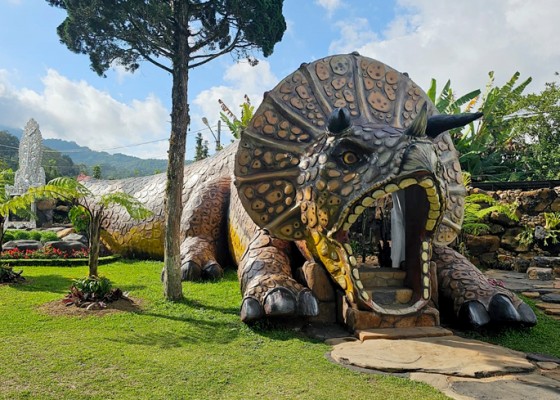 Nusabali.com - taman-dinosaurus-danau-beratan-pikat-wisatawan