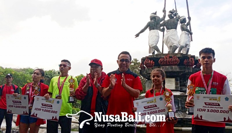 www.nusabali.com-isak-dan-arceling-juara-lari-5k-dcm
