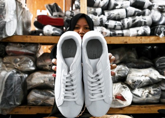 Nusabali.com - produksi-sepatu-ukuran-besar