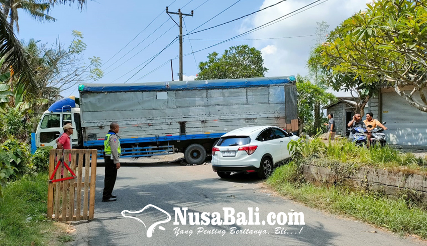 www.nusabali.com-truk-melintang-di-tengah-jalan-akses-jalan-raya-perangsada-blahbatuh-tak-bisa-dilalui