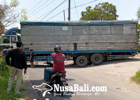 Nusabali.com - truk-melintang-di-tengah-jalan-akses-jalan-raya-perangsada-blahbatuh-tak-bisa-dilalui