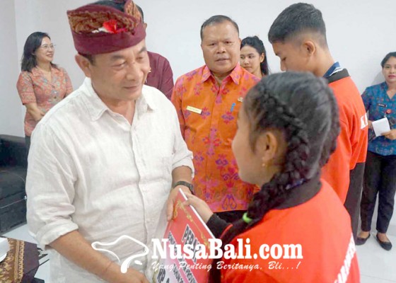 Nusabali.com - 158-siswa-peraih-medali-porsenijar-terima-bonus