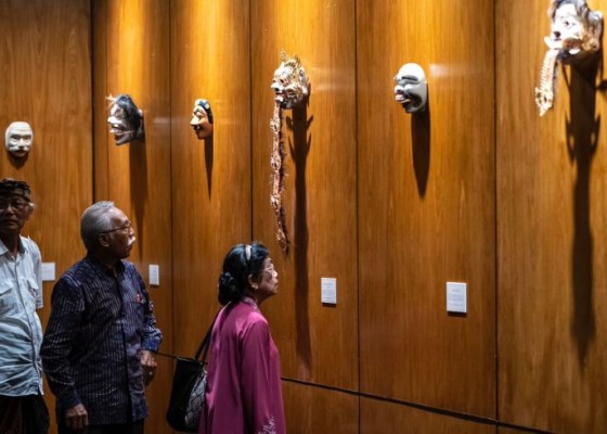 Nusabali.com - cokorda-alit-artawan-seniman-topeng-singapadu-yang-menjaga-warisan-budaya