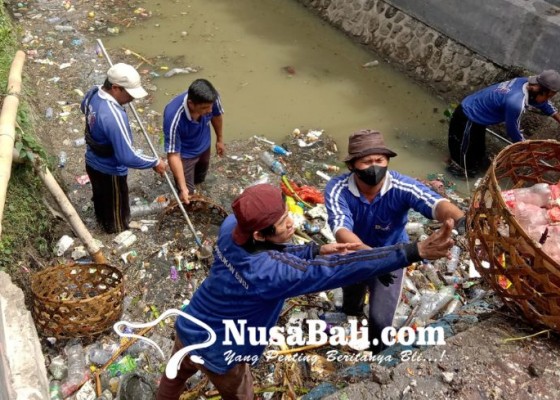 Nusabali.com - pasukan-biru-dikerahkan-antisipasi-banjir-di-denpasar