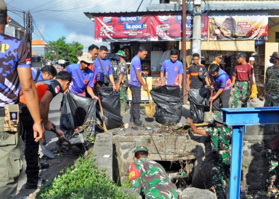 Nusabali.com - antisipasi-banjir-sampah-di-lelateng-dibersihkan