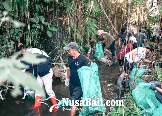 Nusabali.com - relawan-bersihkan-32-ton-sampah-di-sungai-ubud
