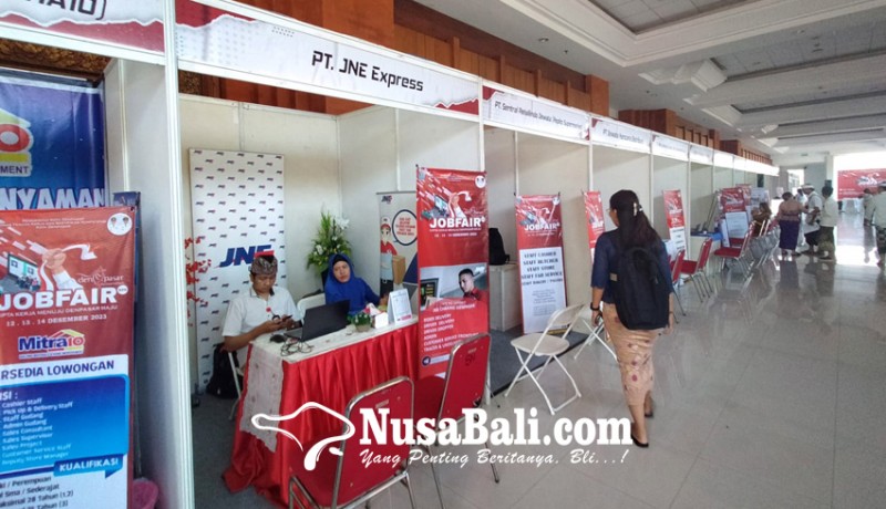 www.nusabali.com-ratusan-pencari-kerja-kunjungi-stand-job-fair