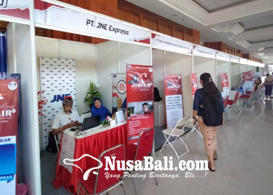 Nusabali.com - ratusan-pencari-kerja-kunjungi-stand-job-fair
