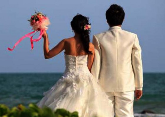 Nusabali.com - pengantin-malah-jamu-para-tunawisma