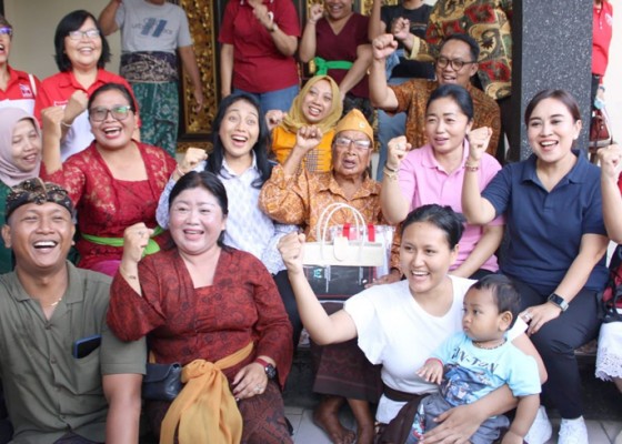Nusabali.com - menteri-ppa-serahkan-bantuan-kepada-veteran-perempuan-di-denpasar