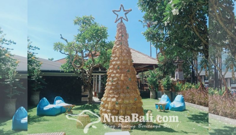www.nusabali.com-pohon-natal-unik-dari-keranjang-bambu-hiasi-vila-di-seminyak