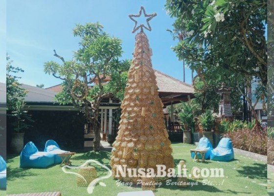 Nusabali.com - pohon-natal-unik-dari-keranjang-bambu-hiasi-vila-di-seminyak