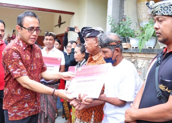 Nusabali.com - enam-belas-warga-denpasar-terima-bantuan-perbaikan-rumah-tidak-layak-huni