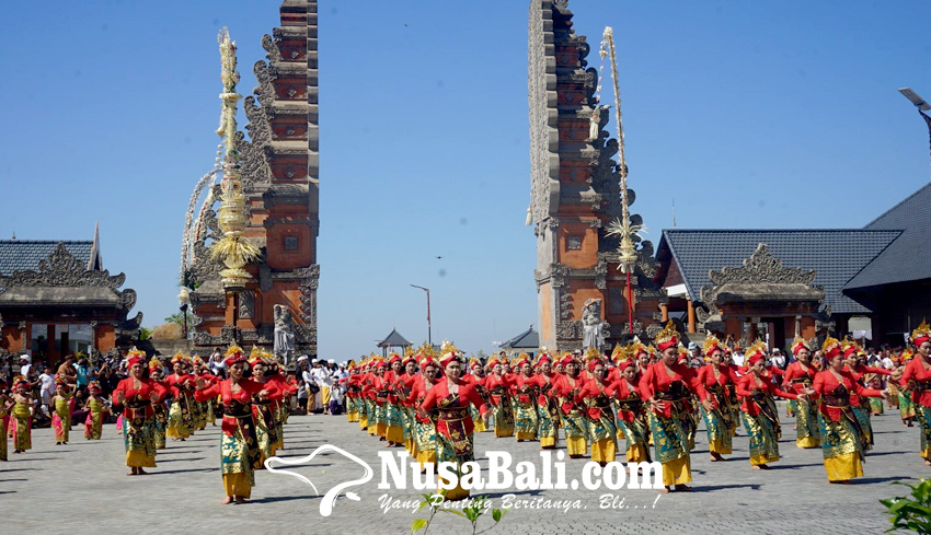 www.nusabali.com-106-penari-tenun-meriahkan-pembukaan-besakih-festival-2023