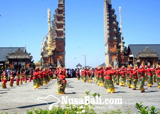 Nusabali.com - 106-penari-tenun-meriahkan-pembukaan-besakih-festival-2023