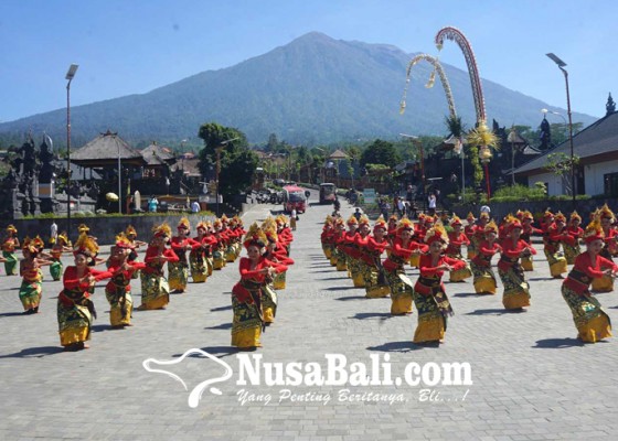 Nusabali.com - ratusan-penari-tampilkan-tari-tenun-di-besakih-festival-2023