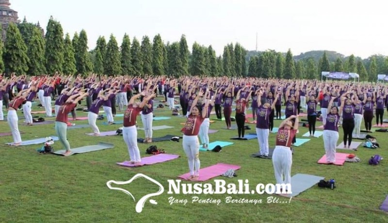 www.nusabali.com-yoga-seger-oger-olahraga-sehat-gratis-di-lapangan-niti-mandala-renon