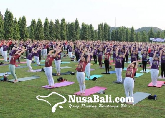 Nusabali.com - yoga-seger-oger-olahraga-sehat-gratis-di-lapangan-niti-mandala-renon