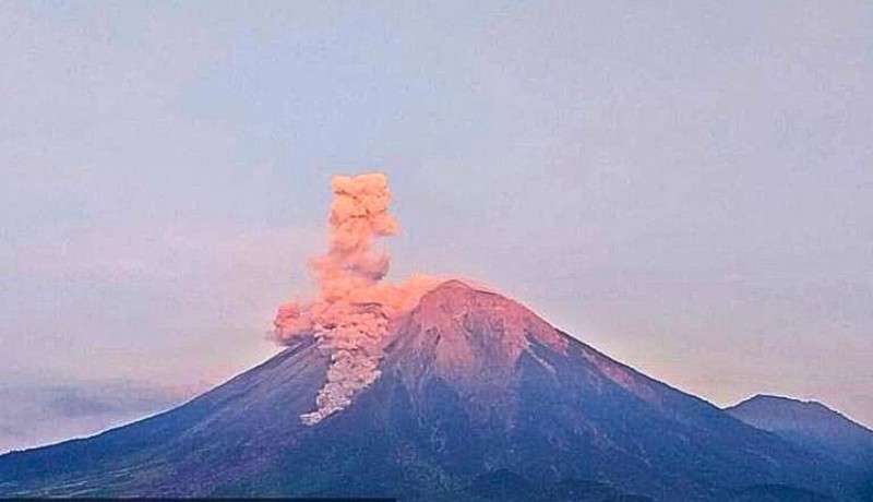 www.nusabali.com-gunung-semeru-erupsi-letusan-mencapai-ketinggian-1-kilometer