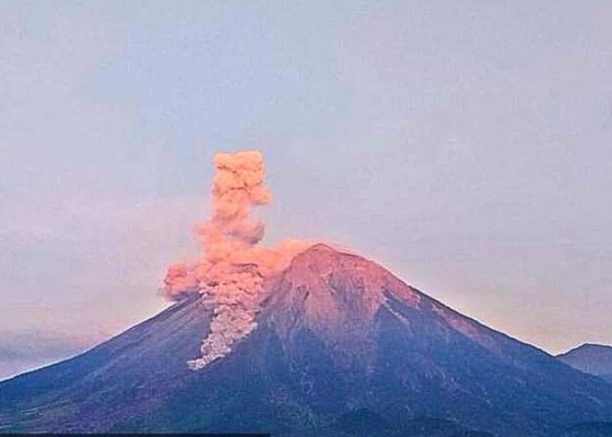 Nusabali.com - gunung-semeru-erupsi-letusan-mencapai-ketinggian-1-kilometer