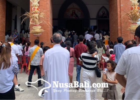 Nusabali.com - rayakan-natal-ribuan-jemaat-meluber-di-paroki-maria-bunda-segala-bangsa-nusa-dua