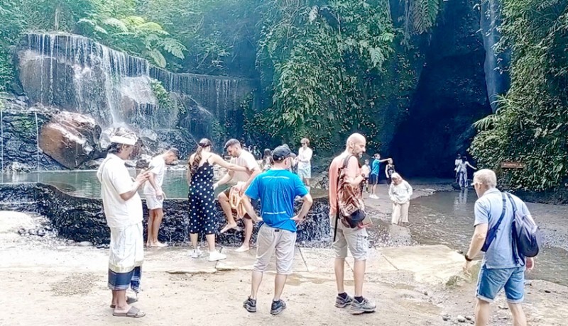 www.nusabali.com-goa-raja-waterfall-ramai-pengunjung