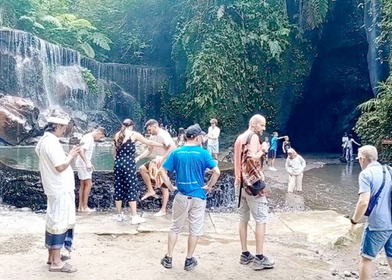 Nusabali.com - goa-raja-waterfall-ramai-pengunjung