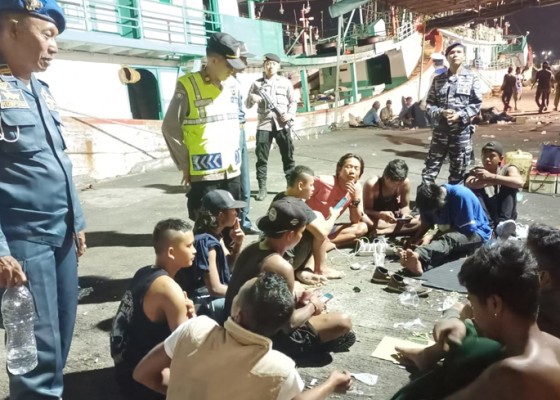 Nusabali.com - polisi-bubarkan-pesta-miras-di-pelabuhan-benoa