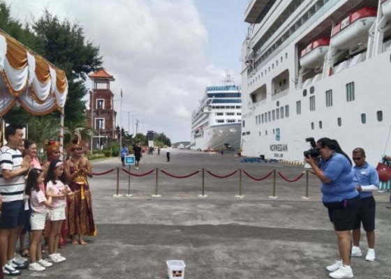 Nusabali.com - kapal-pesiar-perdana-tahun-2024-di-pelabuhan-benoa-disambut-tari-bali