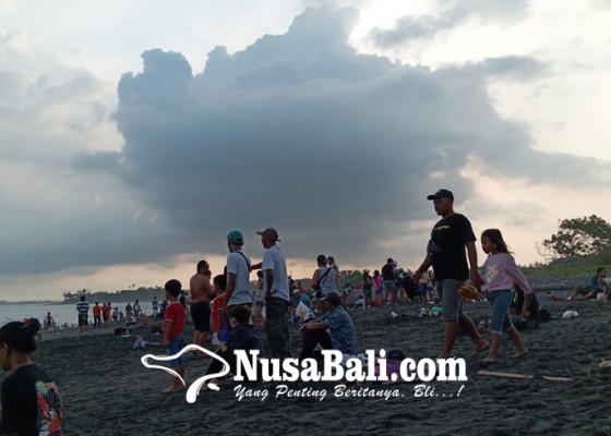 Nusabali.com - tahun-baru-pantai-dan-objek-wisata-diserbu-pengunjung