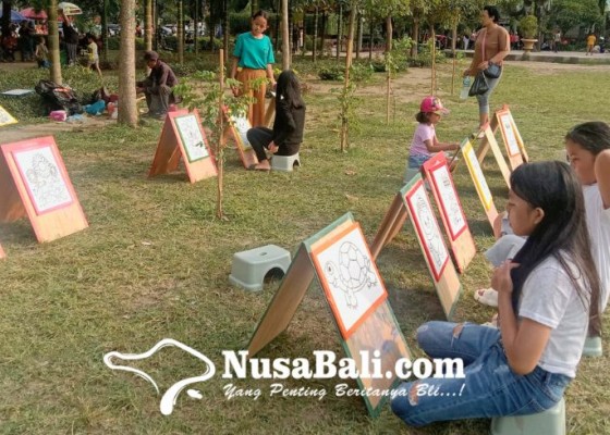 Nusabali.com - asyiknya-anak-anak-mewarnai-di-lapangan-puputan-badung