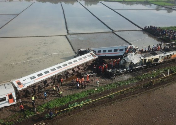 Nusabali.com - kecelakaan-kereta-api-turangga-vs-lokal-bandung-tiga-orang-tewas