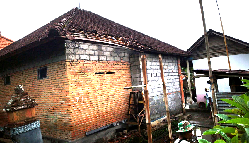 www.nusabali.com-atap-rumah-tersambar-petir-kilometer-listrik-meledak