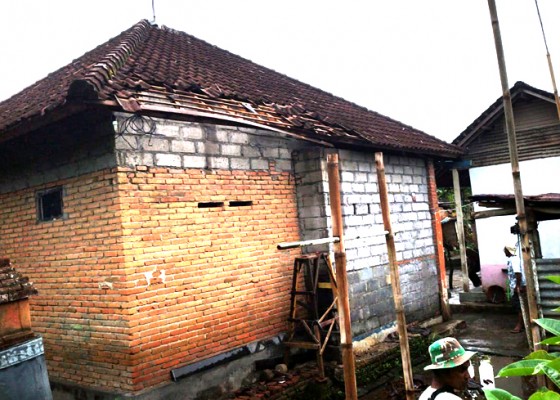 Nusabali.com - atap-rumah-tersambar-petir-kilometer-listrik-meledak