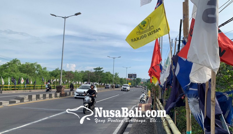 www.nusabali.com-jembatan-bypass-ngurah-rai-jimbaran-dipenuhi-bendera-parpold