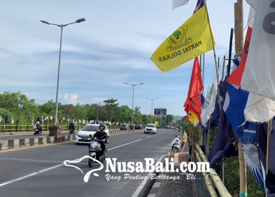 Nusabali.com - jembatan-bypass-ngurah-rai-jimbaran-dipenuhi-bendera-parpold