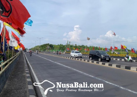 Nusabali.com - jadi-atensi-bendera-parpol-marak-di-jembatan