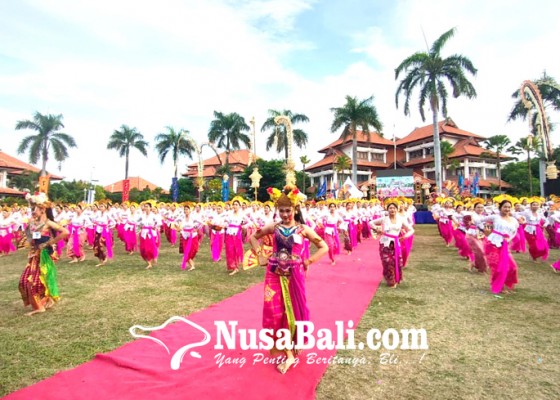 Nusabali.com - massal-1131-mahasiswa-undiksha-menari-joged-bumbung