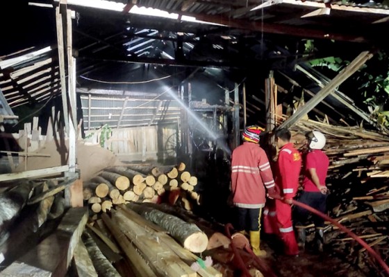 Nusabali.com - mesin-somel-dan-gudang-kayu-terbakar