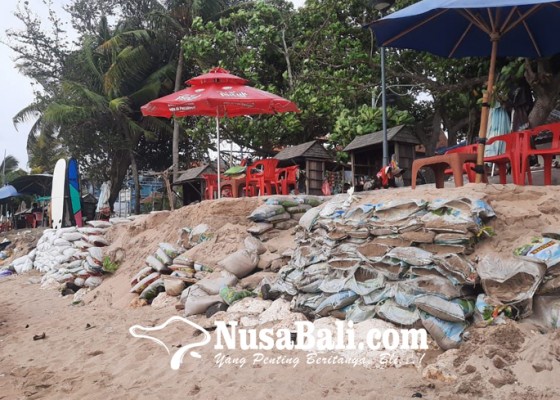 Nusabali.com - karung-berisi-pasir-di-pantai-kuta-segera-dibongkar