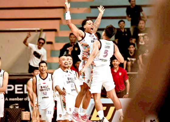 Nusabali.com - bali-united-basketball-sapu-bersih-laga-kandang