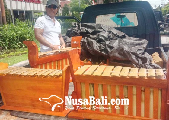 Nusabali.com - jual-gamelan-di-atas-mobil-juga-siap-melatih-tabuh-atas-permintaan-pembeli
