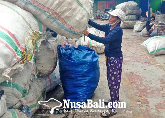 Nusabali.com - penggilingan-sampah-botol-plastik-beri-peluang-kerja