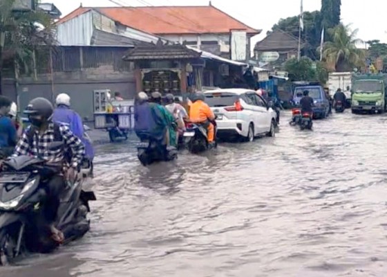 Nusabali.com - banjir-kembali-genangi-jalan-uluwatu