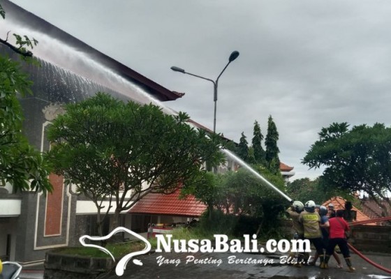Nusabali.com - kebakaran-gor-purna-krida-terkendali-atap-dan-rangka-hangus