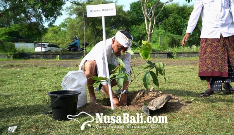 www.nusabali.com-bayar-utang-ke-alam-kpu-bali-tanam-118099-bibit-pohon-pengganti-bahan-kertas