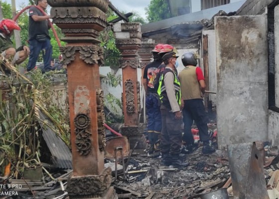 Nusabali.com - rumah-terbakar-di-batubulan-satu-korban-tewas